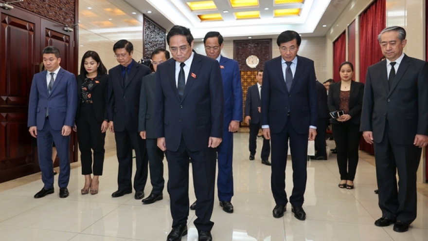 PM Pham Minh Chinh pays tribute to former Chinese Premier Li Keqiang in Hanoi